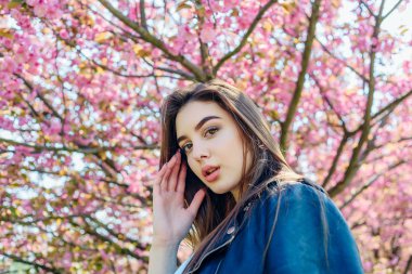 Bayan gün pembe kiraz çiçeği kız ile. Bayan sakura kızla gün tatil