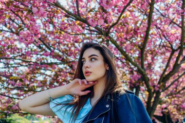 Bayan gün pembe kiraz çiçeği kız ile. Bayan sakura kızla gün tatil