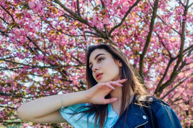 Bayan gün pembe kiraz çiçeği kız ile. Bayan sakura kızla gün tatil