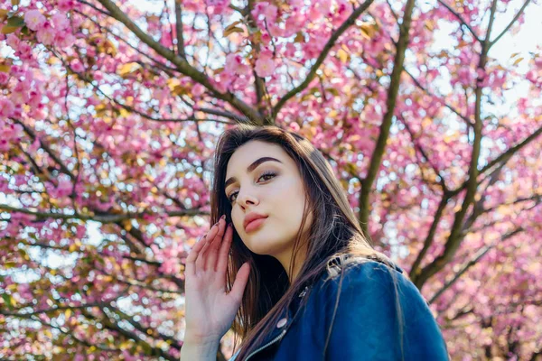 Giorno di donne con ragazza in fiore ciliegio rosa. vacanza di giorno delle donne con ragazza in sakura — Foto Stock