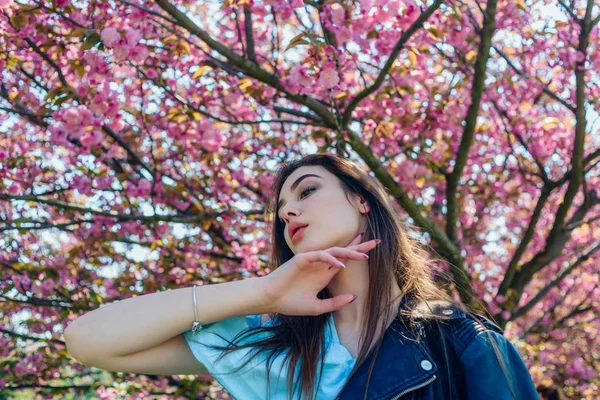 Día de las mujeres con chica en flor de cerezo rosa. día de vacaciones de las mujeres con chica en sakura — Foto de Stock