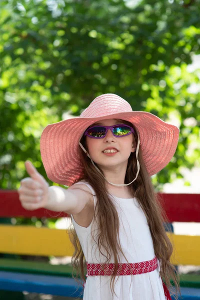 Porträtt av ganska glad kvinna bär vit klänning och halm rosa hatt i soligt varmt väder dag — Stockfoto