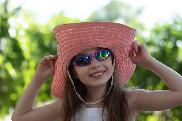 Retrato de mujer bastante alegre con vestido blanco y sombrero rosa de paja en día de clima cálido soleado — Foto de Stock