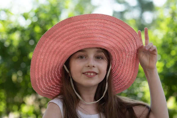 Portrét krásné veselé ženy v bílých šatech a slaměný růžový klobouk v slunečném teplém počasí den — Stock fotografie