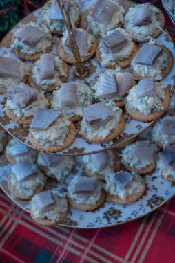 Balık sandviçi. Ringalı bisküvi.