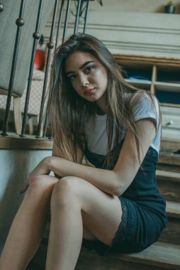 Siyah elbise giyen zarif esmer kız bir sokak kafesinde dinleniyor. Reklamcılık, moda. Renkli fotoğraf