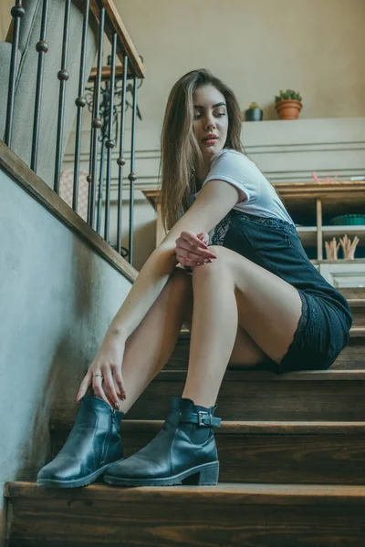 Menina morena elegante bonita vestindo um vestido preto é relaxante em um café de rua. Publicidade, moda. Foto matizada — Fotografia de Stock