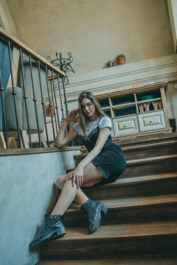 Siyah elbise giyen zarif esmer kız bir sokak kafesinde dinleniyor. Reklamcılık, moda. Renkli fotoğraf