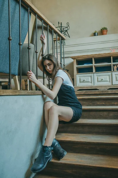 Mooi elegant brunette meisje draagt een zwarte jurk is ontspannen in een straat cafe. Reclame, mode. Getinte foto — Stockfoto