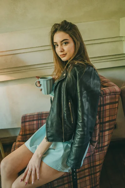 Kráska dívka s šálkem kávy — Stock fotografie