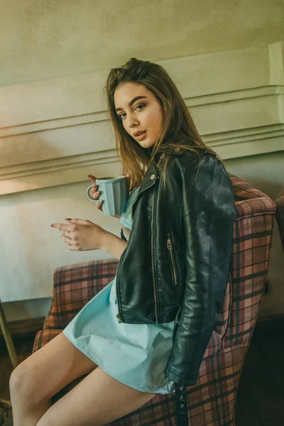 Bellezza ragazza con tazza di caffè — Foto Stock