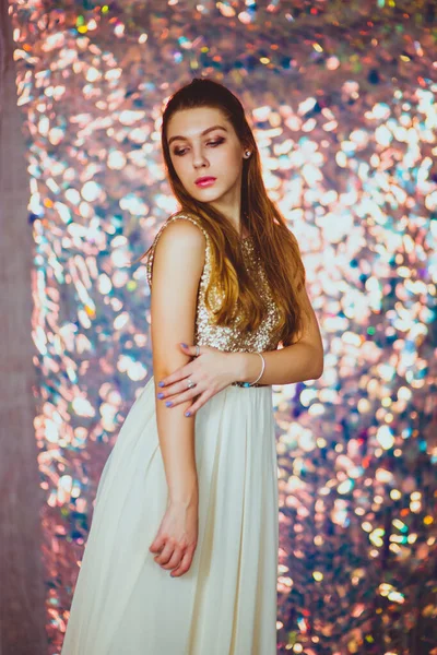 Mükemmel ciltli genç bir kadının portresi. Parlak arka planda beyaz elbiseli bir kız. Renkli fotoğraf. — Stok fotoğraf