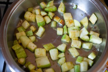 Sebzeler kızartma tavasında, mutfakta küp şeklinde kesilmiş. Tavada kabak kızartılmış.