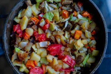 Sebzeler. Patates, domates, dolma biber, patlıcan, soğan, havuç, lahana, tavada kızartılmış kabak.