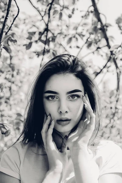 Dia de mulheres com menina em flor de cereja rosa. férias de dia de mulheres com menina em sakura. Menina e Sakura . — Fotografia de Stock