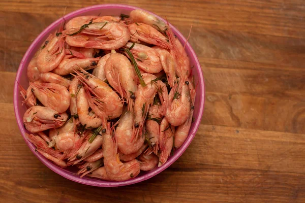 Shrimps. Boiled shrimp in a plate. — Stock Photo, Image