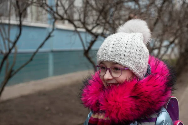 Primer plano retrato de una hermosa niña de nueve años en el parque de otoño. Niña de 9 años con sombrero y chaqueta azul . — Foto de Stock