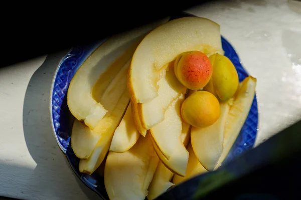 Melon's slices with fresh peach — Stock Photo, Image