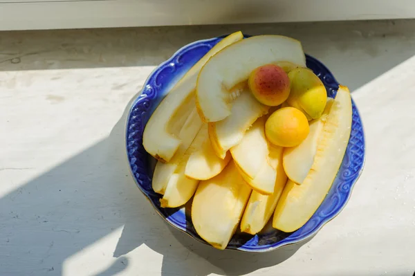 Melon's slices with fresh peach — Stock Photo, Image