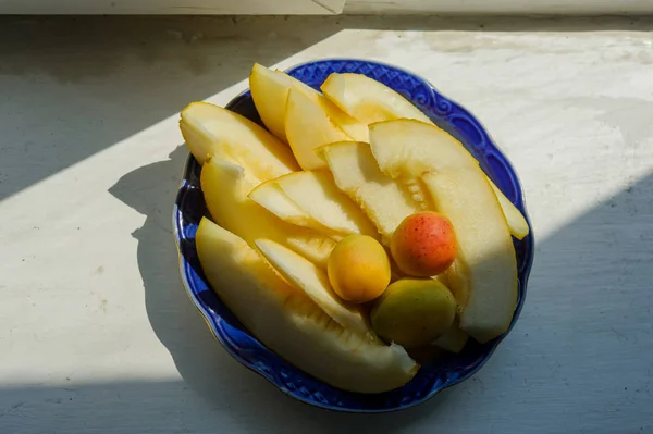 Rodajas de melón con melocotón fresco — Foto de Stock