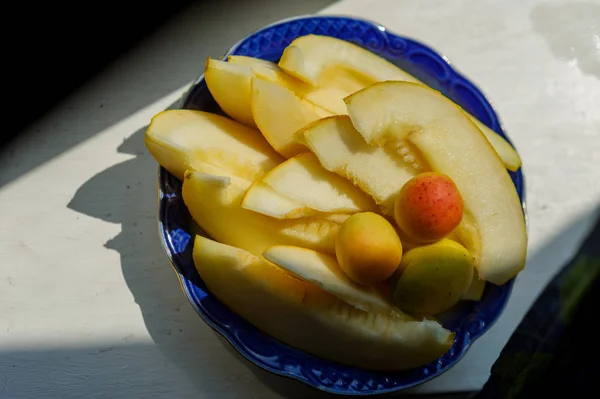Кусочки дыни со свежим персиком — стоковое фото