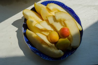 Kavun dilimleri taze şeftali ile