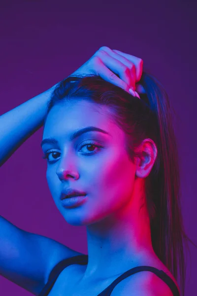 Foto getint. Prachtige brunette met mollige natuurlijke lippen. Portret van een meisje in de studio met kleurfilters. — Stockfoto