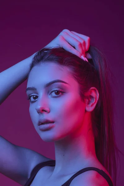 Fototonad. Underbar brunett med fylliga naturliga läppar. Porträtt av en flicka i studion med färgfilter. — Stockfoto