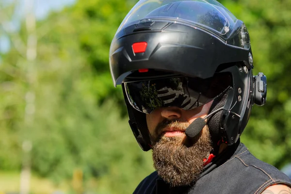 Un hombre con barba en un casco. Panadero de cerca con casco negro y barba negra — Foto de Stock