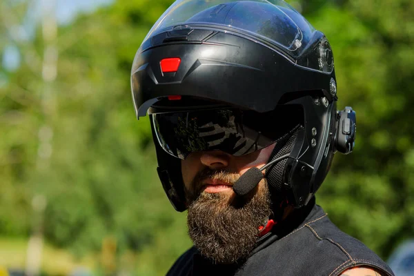 Un hombre con barba en un casco. Panadero de cerca con casco negro y barba negra —  Fotos de Stock