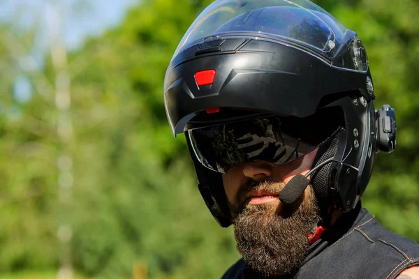 Homem com barba no capacete. Close-up padeiro em um capacete preto com uma barba preta — Fotografia de Stock