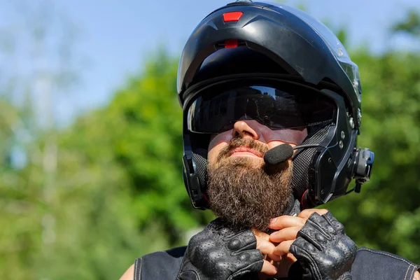 Un hombre con barba en un casco. Panadero de cerca con casco negro y barba negra —  Fotos de Stock