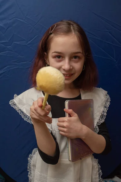 Retrato de doce honra estudante em camisa no fundo azul. Estudante. prodígio. Estudante em um fundo azul — Fotografia de Stock