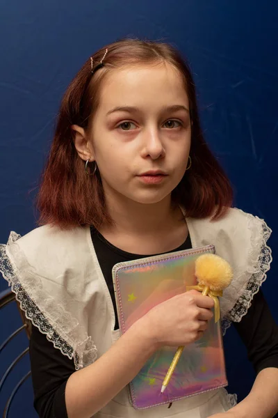 Retrato de doce honra estudante em camisa no fundo azul. Estudante. prodígio. Estudante em um fundo azul — Fotografia de Stock