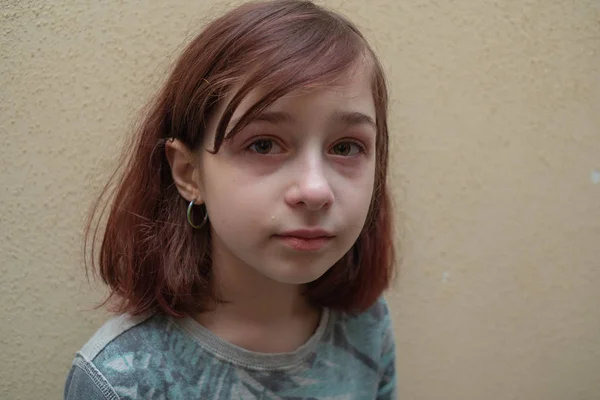Portrét malé holčičky, jak pláče a po tvářích jí stékají slzy. Devítiletá holka s ostříhaným účesem je naštvaná. — Stock fotografie