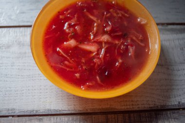 Geleneksel Ukraynalı Rus sebze pancar çorbası eski ahşap arka plan üzerinde