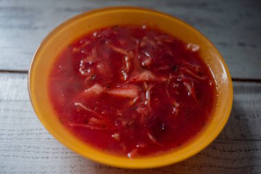 Geleneksel Ukraynalı Rus sebze pancar çorbası eski ahşap arka plan üzerinde