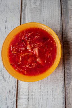 Geleneksel Ukraynalı Rus sebze pancar çorbası eski ahşap arka plan üzerinde