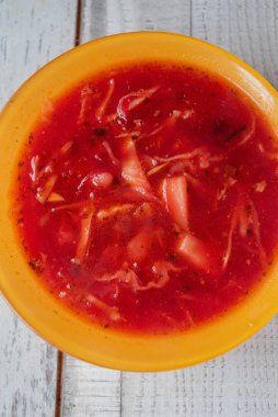 Geleneksel Ukraynalı Rus sebze pancar çorbası eski ahşap arka plan üzerinde