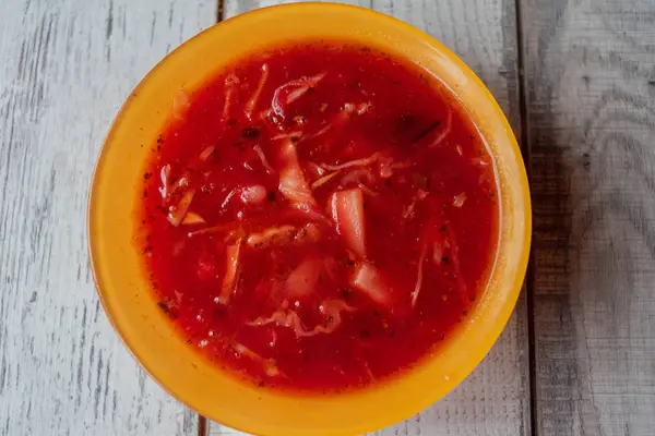 Traditionnel ukrainien borscht de légumes russes sur le vieux fond en bois — Photo