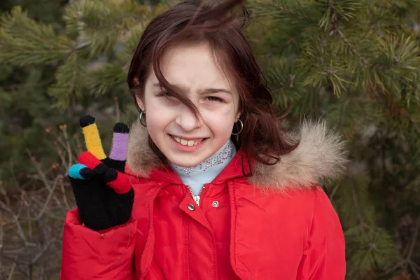 Retrato de una linda niña de 8-9 años de edad, con chaqueta de color rojo brillante — Foto de Stock