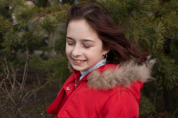 Portret van een schattig meisje van 8-9 jaar oud, het dragen van heldere rode jas — Stockfoto