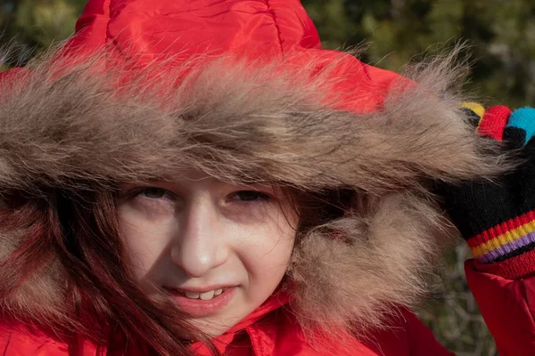 Retrato de uma menina bonito de 8-9 anos de idade, vestindo casaco vermelho brilhante — Fotografia de Stock