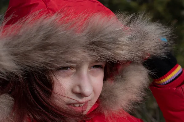 Portrét roztomilé holčičky ve věku 8-9 let, v jasně červené bundě — Stock fotografie