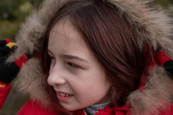 Portret uroczej dziewczynki w wieku 8-9 lat, w jasnoczerwonej kurtce — Zdjęcie stockowe