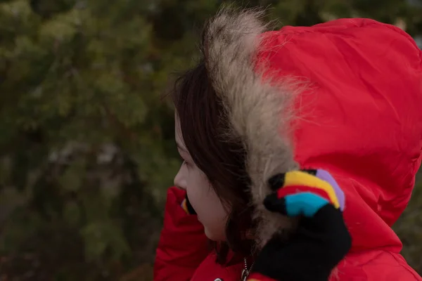 Портрет милої маленької дівчинки 8-9 років, в яскраво-червоній куртці — стокове фото