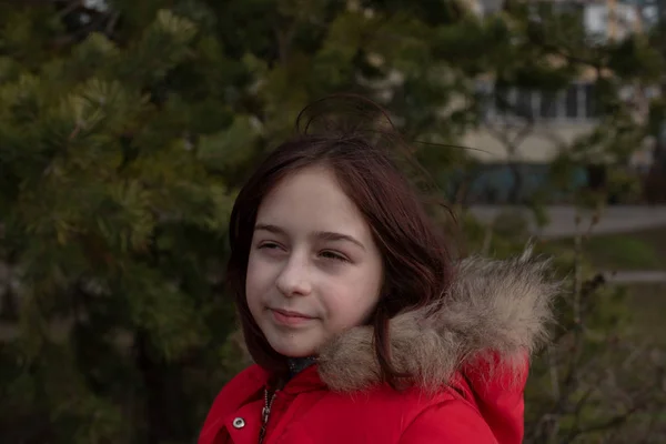 Retrato de uma menina bonito de 8-9 anos de idade, vestindo casaco vermelho brilhante — Fotografia de Stock