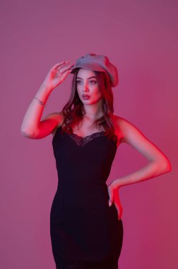 Mükemmel cilde sahip güzel bir genç kadının muhteşem portresi. Mükemmel yüz güzel kız portresi. Eğilim.