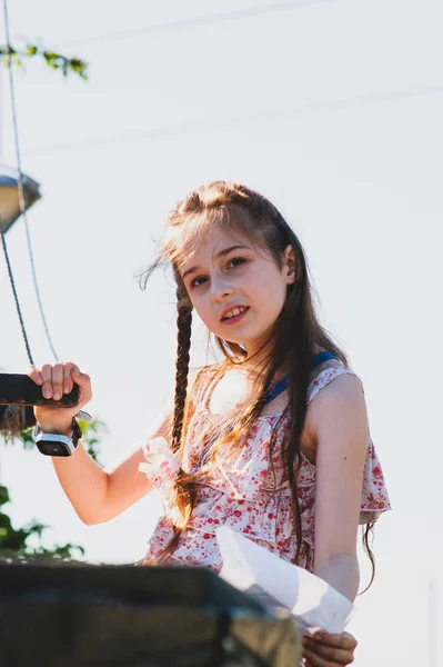 Retrato de una linda niña de nueve años. Niña de 9 años y nave. Niño en un paseo . — Foto de Stock