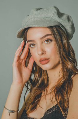 Mükemmel cilde sahip güzel bir genç kadının muhteşem portresi. Mükemmel yüz güzel kız portresi. Eğilim.